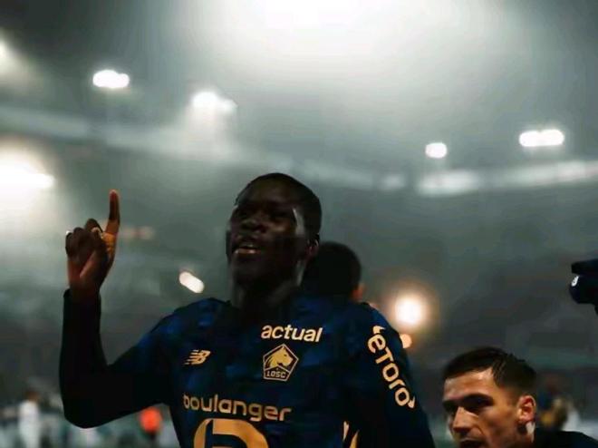 红牌、逆转与奇迹齐飞！十人里尔4-3客场绝杀欧塞尔，上演法甲史诗之夜