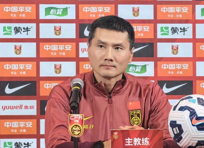 邵佳一首次以国足主帅身份亮相：