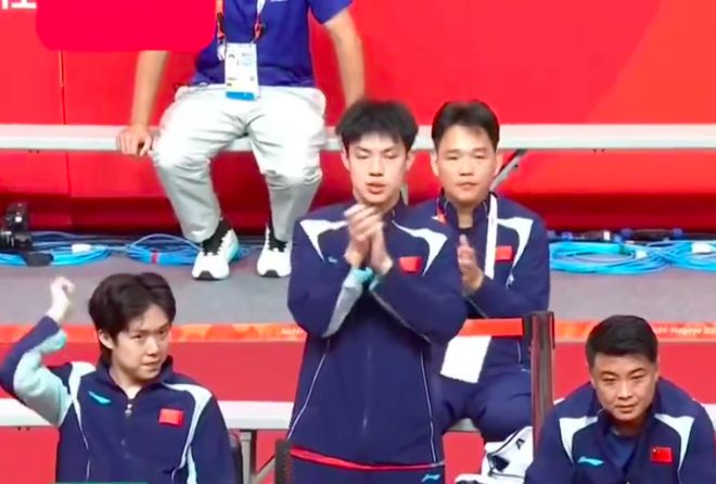 林诗栋爆冷不敌泰国16岁小将，王皓场边严肃提醒：关键时刻需要更坚定