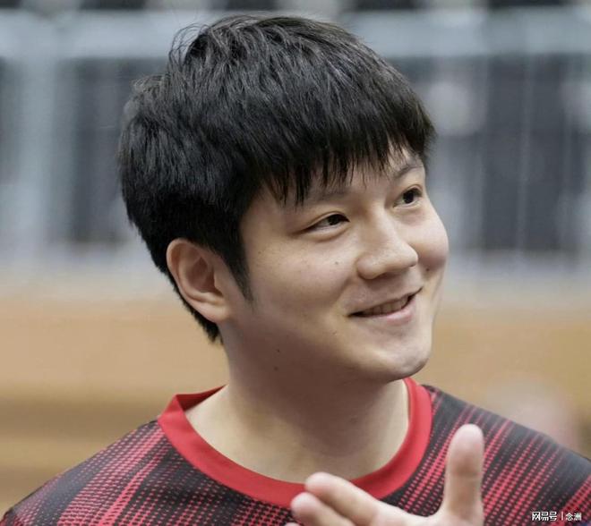 樊振东德国赛场3-0取胜：三局仅让对手拿到30分，国乒亚运夺金之夜他在另一片赛场亮相