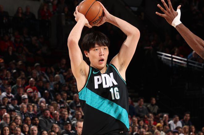 开拓者公布18人训练营名单：杨瀚森开启NBA第二季，利拉德莫兰特领衔