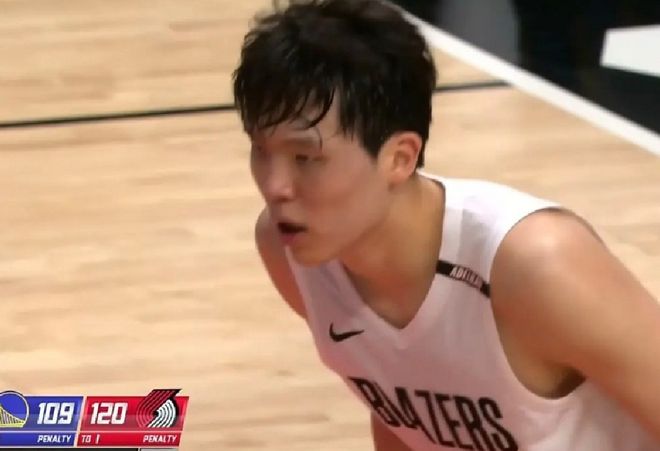 杨瀚森季前赛获12分钟出场，新帅肯定其组