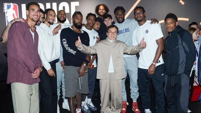 成龙现身NBA中国赛！赛前与独行侠球员逐